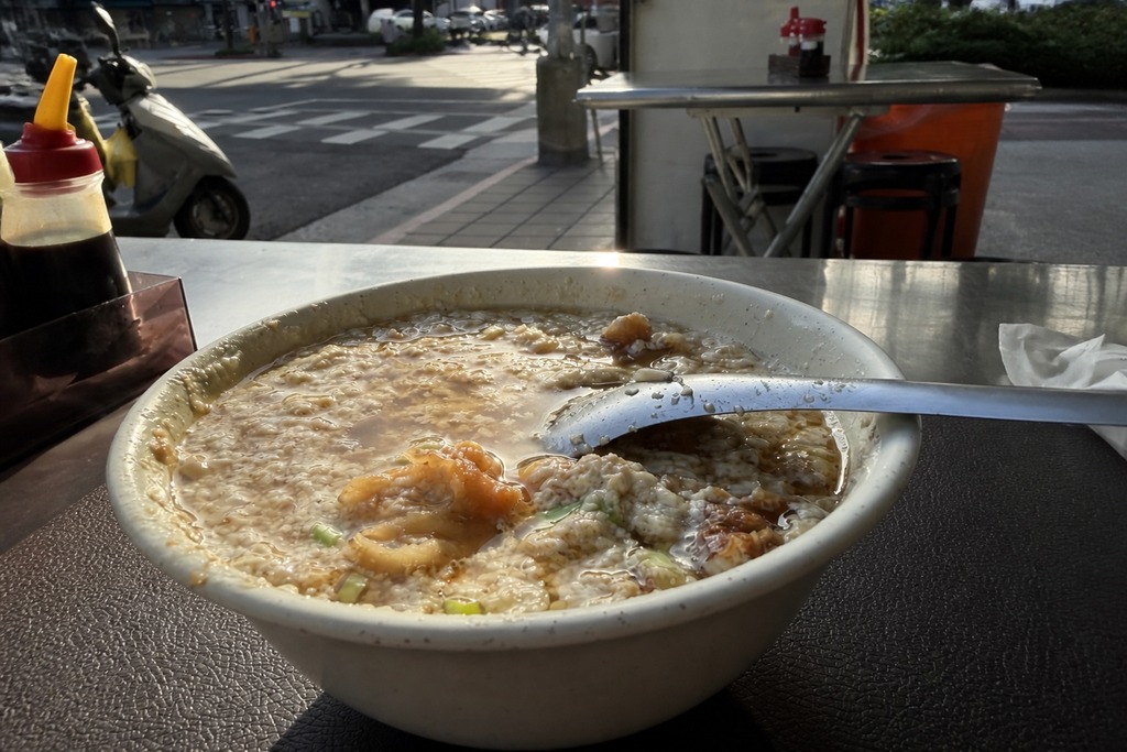 面向復興南路座位上的一碗鹹豆漿