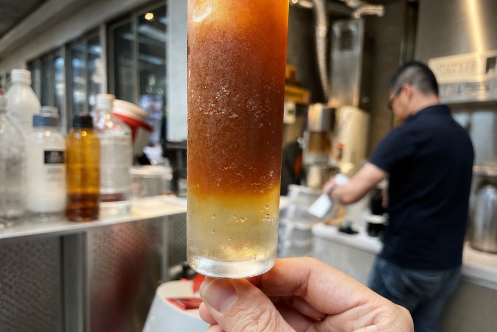 Sucré Beans 吧台前層次清楚的長杯冰咖啡