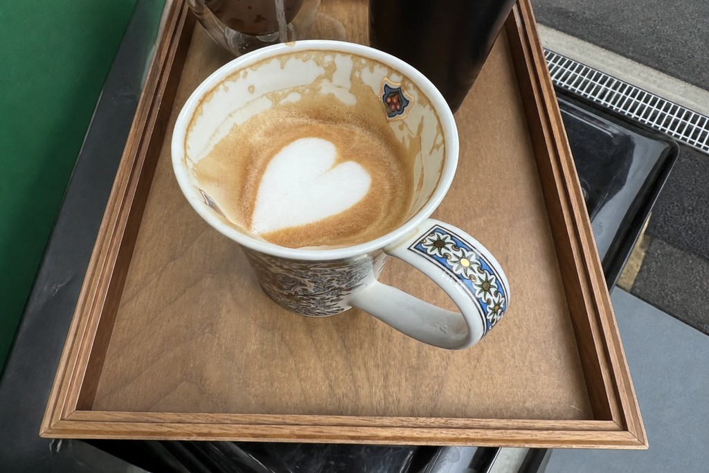 Sucré Beans 以花紋陶杯盛裝的心形拉花拿鐵